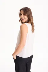 Blusa de lino negra, sin mangas y con escote redondo, de corte recto y holgado.
