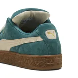Championes urbanos Puma modelo Suede XL, color verde azulado con detalles en color arena. Confeccionados en gamuza, cuentan con cordones gruesos y suela de goma texturizada en tono marrón.