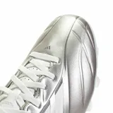Championes de fútbol Adidas modelo Copa Pure IV Club, color plateado con detalles en blanco. Presentan un diseño aerodinámico con las icónicas tres tiras de la marca en los laterales y suela con tapones para terreno firme o artificial.