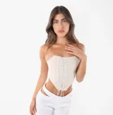 Corset negro con cordones en el frente.