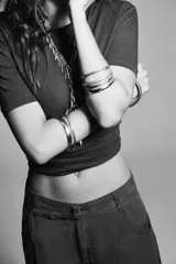 Pack de cinco pulseras rígidas de metal con diseño de serpientes en relieve. Incluye acabados en tonos dorado antiguo, plateado y bronce.