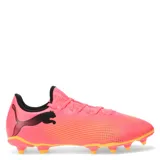 Championes de fútbol Puma Future 7 Play, diseñados para césped natural o artificial. Presentan un diseño en color blanco con detalles en negro, rosa y celeste, con suela de tacos estratégicamente ubicados para mayor tracción y agilidad.