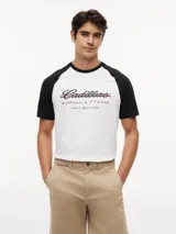 Remera de cuello redondo con diseño de mangas raglán en contraste. Presenta un estampado frontal con el logo de Cadillac en fuente script y la inscripción Formula 1 Team junto al logo de Tommy Hilfiger.