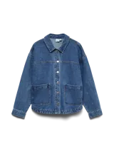 Campera de denim estilo shacket en color azul claro, con cuello clásico, cierre frontal con botones metálicos y amplios bolsillos frontales aplicados.
