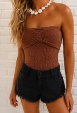 Body strapless marrón de tejido de punto con diseño texturizado y detalle fruncido en el escote.