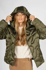 Campera puffer con diseño de costuras onduladas, color verde militar, con cierre frontal y cuello alto.