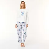 Conjunto de pijama de dos piezas confeccionado en tela polar suave. Incluye una remera de manga larga color blanco con estampa central de Stitch y un pantalón largo color gris claro con estampado integral de Stitch.