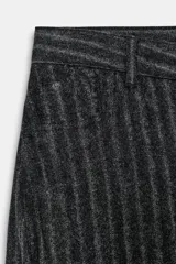Pantalón de tiro medio con diseño balloon, confeccionado en tejido con patrón de rayas verticales. Presenta cintura con trabillas, cierre frontal con cremallera y botón, y cinco bolsillos.