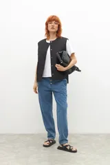 Pantalón de jean celeste, corte paperbag, tiro alto y corte holgado.