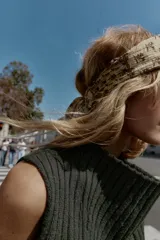 Top de punto acanalado color verde militar, con cuello alto y sin mangas.