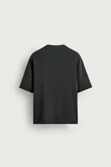 Remera boxy fit tejida en hilatura de algodón, color gris oscuro con efecto lavado, cuello redondo y manga corta.