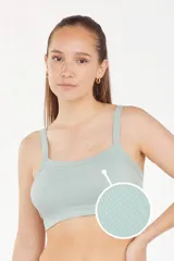 Bralette negro con tirantes anchos y estructura acanalada.