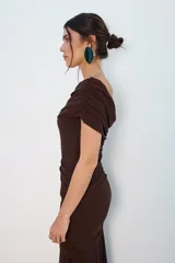 Vestido largo de fiesta color chocolate, con escote asimétrico y drapeado en la falda.
