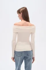 Top de manga larga confeccionado en viscosa, con diseño ajustado al cuerpo y escote recto tipo hombros caídos.