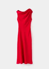 Vestido midi rojo de corte evasé, con diseño asimétrico de un solo hombro y detalle fruncido.