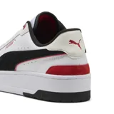 Championes Puma Ferrari CA Match, color blanco con detalles en negro y rojo.
