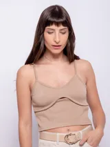 Top color beige al cuerpo sin mangas, con escote en v, tirantes finos y abertura en parte central.