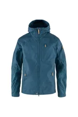 Campera de hombre Fjallraven modelo Sten, color azul petróleo, con capucha ajustable, cierre frontal con solapa, múltiples bolsillos con cierre y logo bordado en la manga.