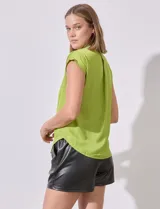 Camisa naranja de satén marca Philosophy, con cuello con solapa y abertura central con botones.