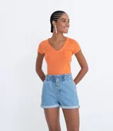 Blusa básica de algodón color naranja, con escote en V, mangas cortas y un pequeño bolsillo frontal en el pecho.