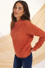 Sweater de punto color verde con textura calada.