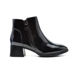 Botín de charol negro con cierre lateral, punta redondeada y tacón cuadrado.