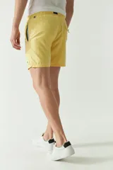 Short de baño liso de corte clásico, con cintura elástica ajustable mediante cordón. Cuenta con dos bolsillos laterales y uno trasero, confeccionado en tejido ligero de secado rápido con logo bordado.