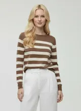Suéter de punto con cuello redondo y puños acanalados, de manga larga. Presenta un patrón de rayas horizontales anchas en tonos marrón (Brown Lentil) y blanco roto (Birch).