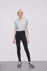 Calza de jean azul oscuro, corte skinny y tiro alto.