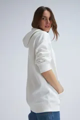 Hoodie deportivo color crudo, con capucha y bolsillo canguro.