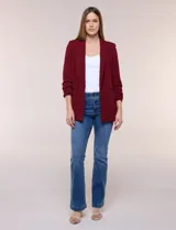Blazer de crep color bordó de la marca BBJ, con cuello solapa, bolsillos delanteros y mangas tres cuartos con frunce.