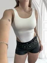 Body rosado de breteles con escote cuadrado y corte cavado en la cadera.