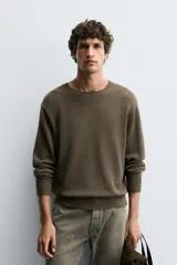 Jersey de punto con cuello redondo y manga larga, confeccionado en mezcla de algodón con textura de hilo torzal y acabados en rib.