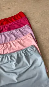 Top strapless blanco ajustado al cuerpo.