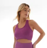 Top deportivo color uva, de bretel ancho y espalda deportiva.