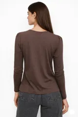 Remera de manga larga y cuello redondo, confeccionada en viscosa, con diseño de mangas ligeramente abullonadas.