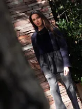 Campera con cierre frontal, de corte entallado, con parte superior acolchada en color negro y parte inferior en tweed gris.