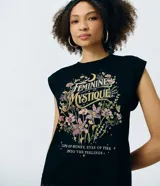 Blusa muscle de algodón negro con hombros estructurados y estampa frontal 'Feminine Mystique' con motivos florales, luna y mariposa.