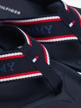 Ojotas Tommy Hilfiger con base azul marino y tiras de poliéster con el logo de la marca en blanco y rojo.
