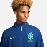 Campera deportiva Nike de la selección de Brasil, color azul con diseño texturizado en relieve tipo animal print. Cuenta con cuello alto, cierre frontal completo, bolsillos laterales y detalles en verde flúor como el logo de Nike y el escudo de la CBF en el pecho.