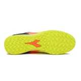 Championes de fútbol Diadora Futbol Cenit Tf M, color amarillo flúor con detalles en negro y logo naranja.