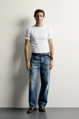 Camiseta slim fit de manga corta y cuello redondo en color gris.