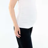 Top de tirantes de maternidad confeccionado en tejido de algodón acanalado, con cuello redondo y diseño ajustado al cuerpo.