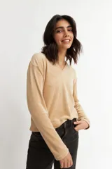 Remera celeste de plush con cuello en V y mangas largas.