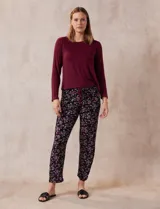 Conjunto de pijama marca René Rofé, compuesto por pantalón largo y remera de mangas largas. La remera es de escote redondo y tiene un bolsillo en el pecho. El pantalón tiene cintura elastizada y lazo de ajuste.