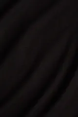 Top de punto con cuello alto y manga larga, con acabado de borde sobrehilado en puños y ruedo.