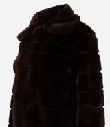 Campera de pelo artificial color marrón oscuro, con diseño de gajos horizontales, manga larga y cuello alto estructurado.