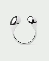 Anillo abierto de plata con dos esferas en los extremos.