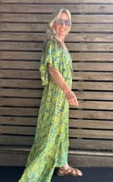 Vestido largo de viscosa con estampado paisley en tonos verde lima y azul. Presenta escote en V, talle ajustado con elástico y mangas mariposa amplias.