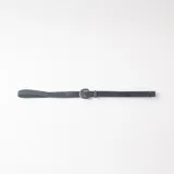 Cinto fino de color negro, completamente cubierto de strass brillante, con hebilla metálica a juego.